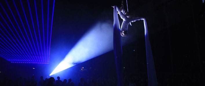 lasershow-trapeze-act